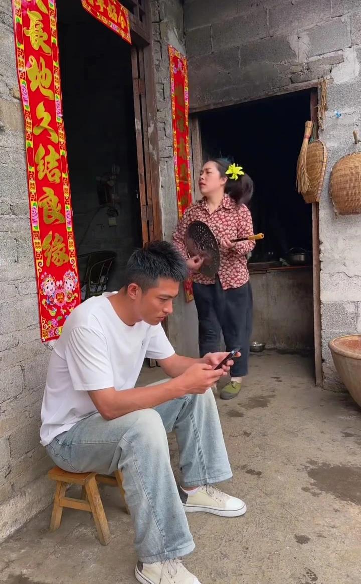 夜色渐沉，酒杯早已空，好似做了一场相思梦。若你懂得我情深意浓，又怎舍得我泪眼朦胧