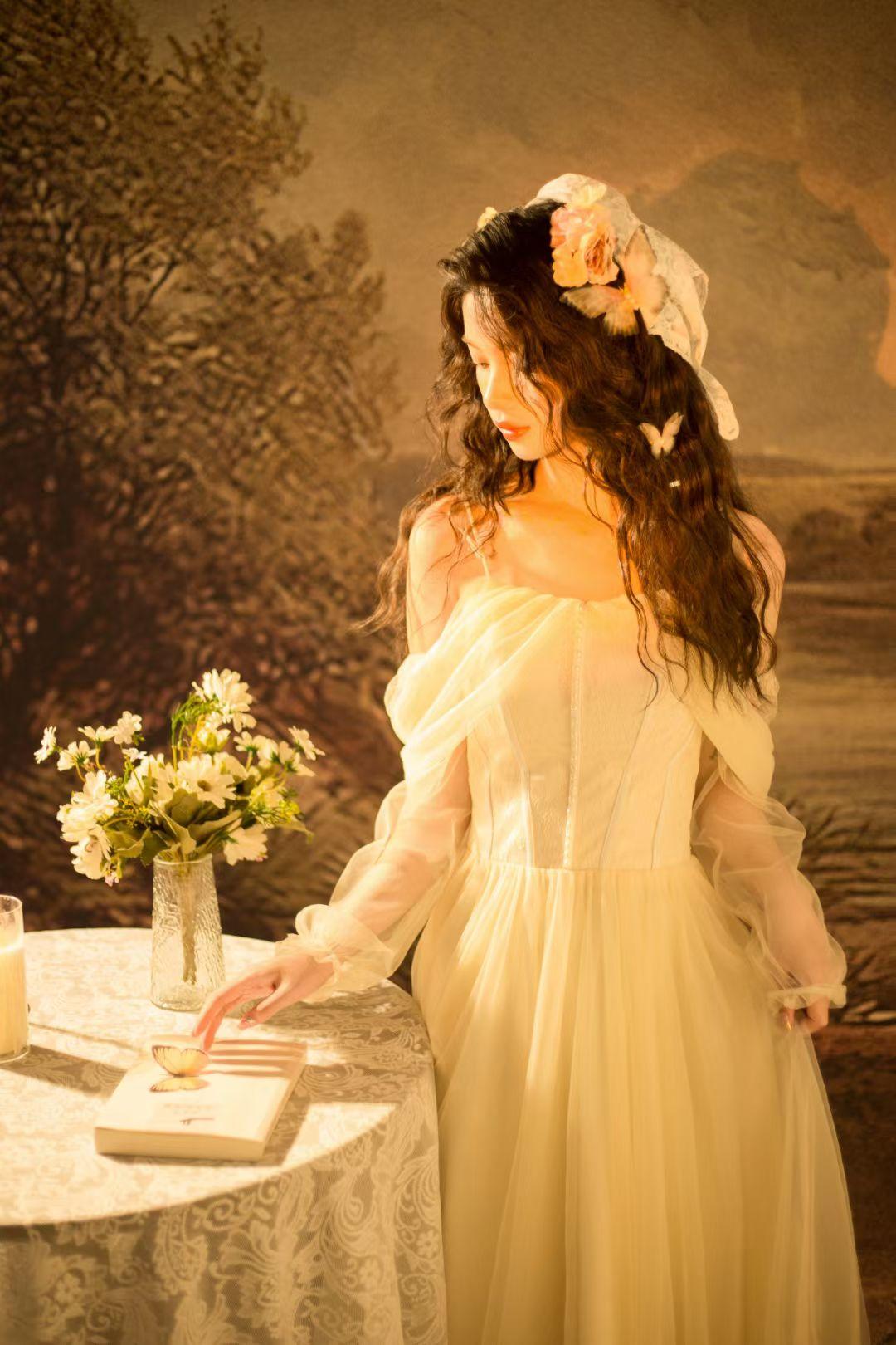 少女摄影|NO.0345期
复古风花房少女私房写真
典雅恬静气质