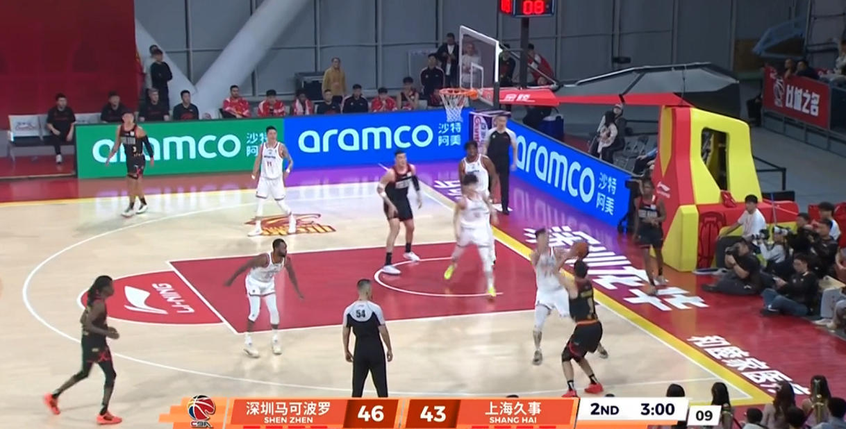 发点没放进文章的素材：张镇麟有时候防守动作会让人很奇怪，比如这个球，按理说顺步左