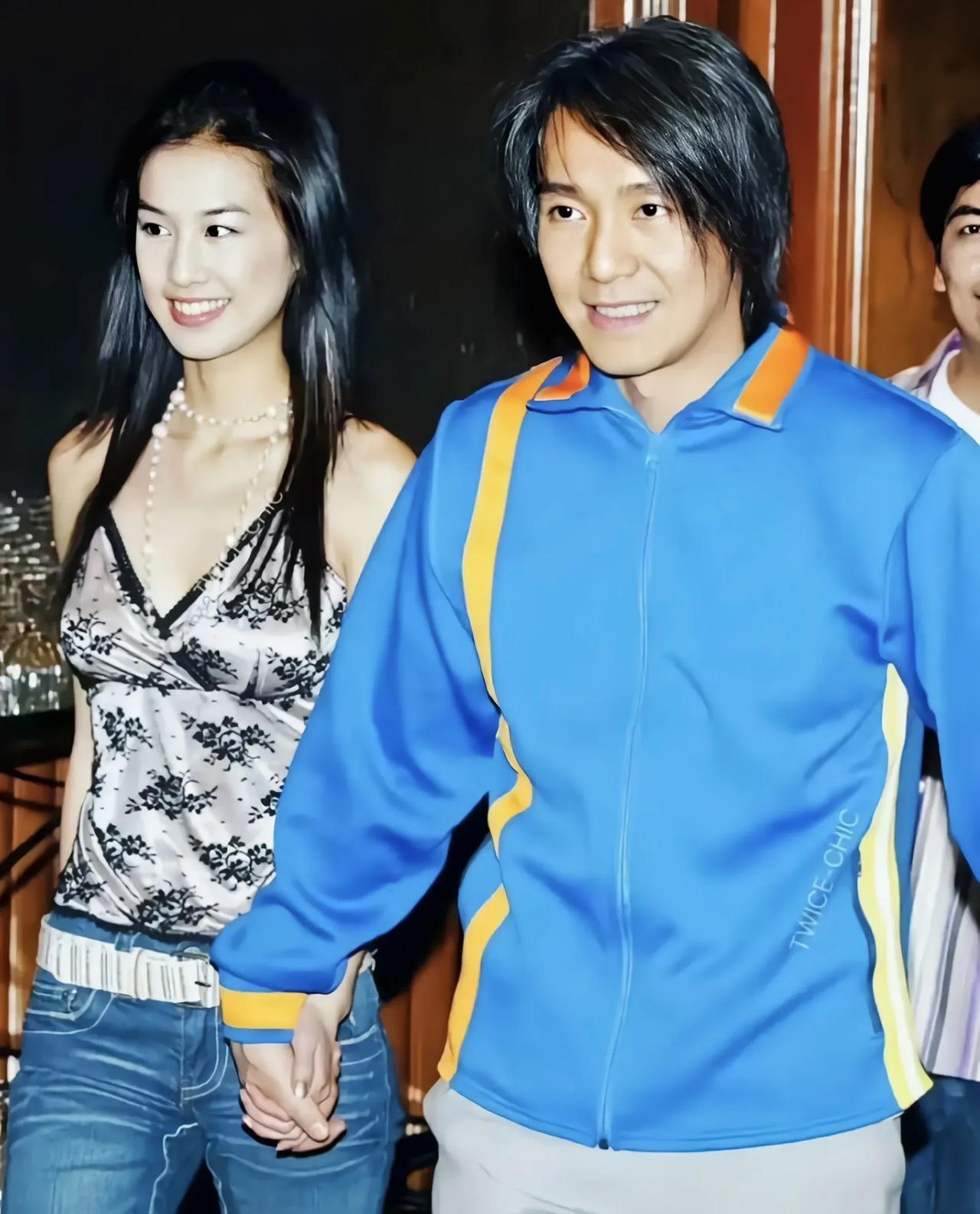 黄圣依:回不去的从前。
为什么星爷的电影总是能拍出女明星最巅峰的颜值。朱茵如此，