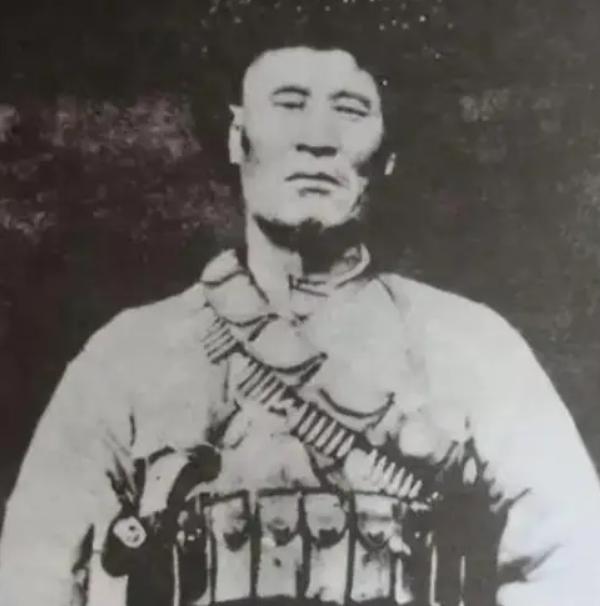 1949年12月，解放军在追击马家军残匪时，司号兵杨忠孝打死了一个穿着与众不同的