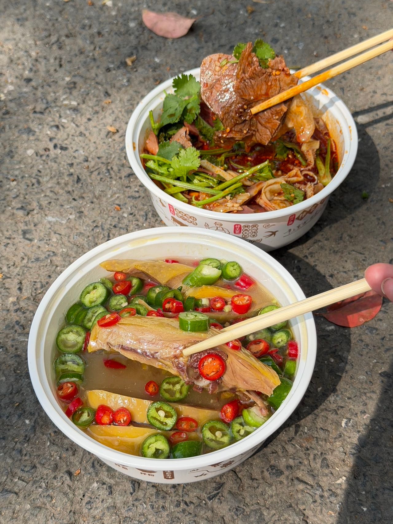 上个班最对得起的就是这张嘴 藤椒鸡开盖瞬间香到犯规！同事全被勾过来了～ 田嘉瑞太