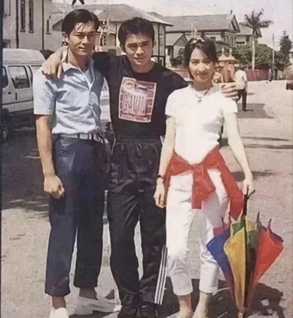 这张照片拍摄于27年前，能认出来三人的，估计都儿女绕膝了吧！ ​​​