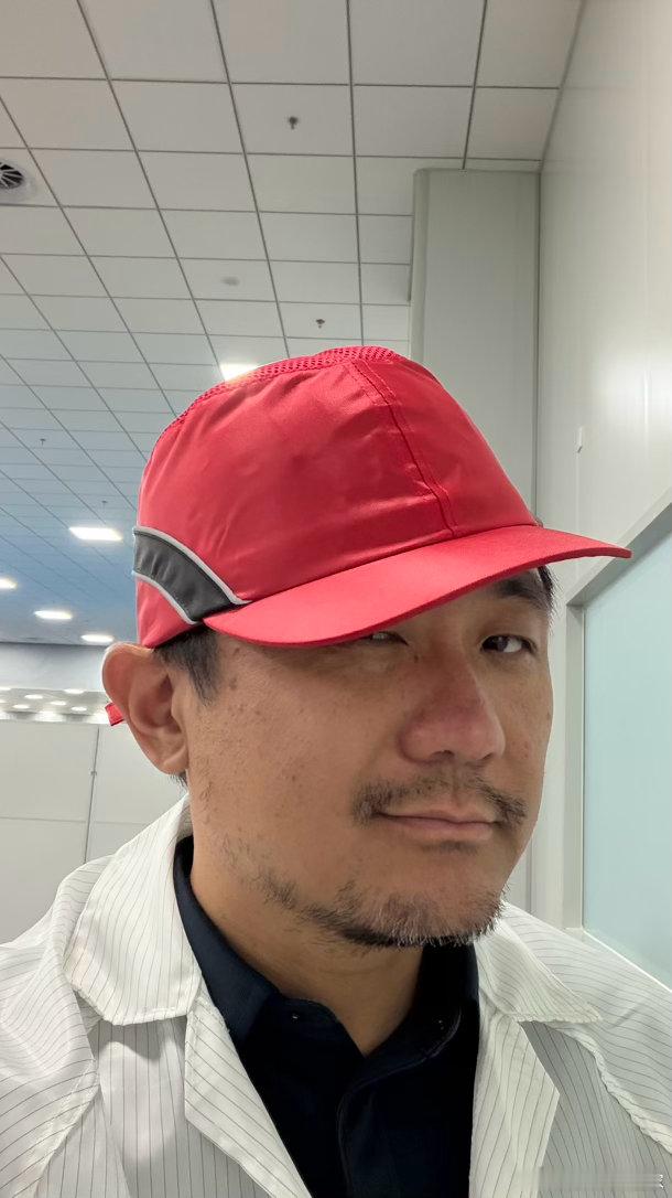 打螺丝这件事感觉不太适合我这样的“高科技人才”，所以换一顶小红帽，来技术车间试试