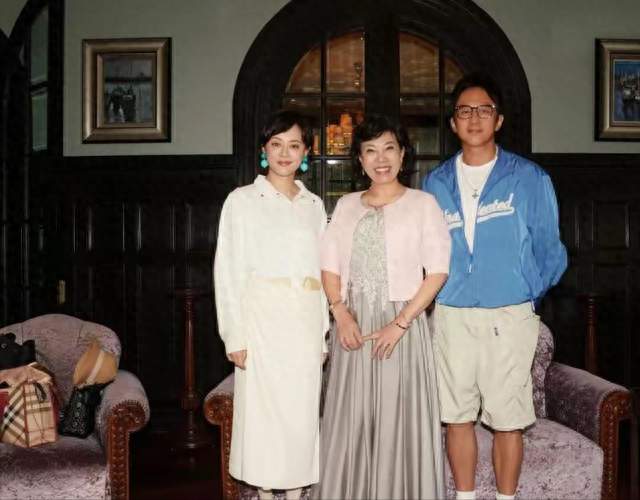 孙俪给妈妈高调庆生，孙母穿亮片裙戴金镯像明星，邓超打扮似小伙