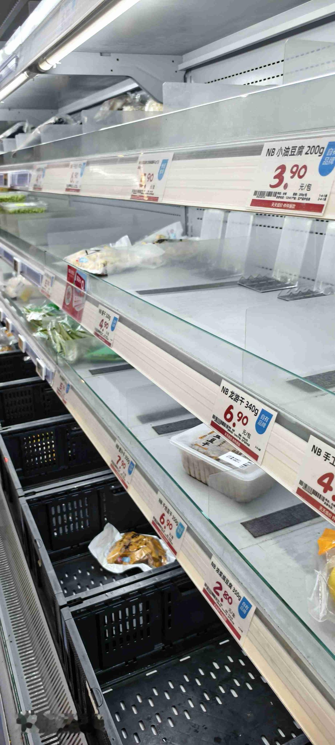 都说台风要来，上午还艳阳高照，连片乌云都见不着。我嘀咕着又是“狼来了”，下午却突