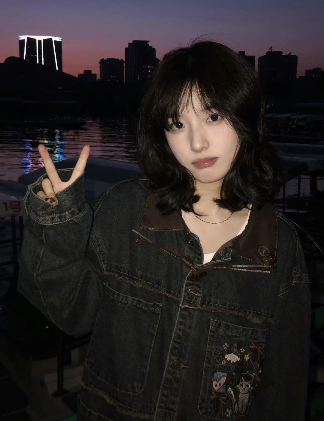 这些年你拍过很多好看的照片 但我还是喜欢一年前你只会比剪刀手的那张