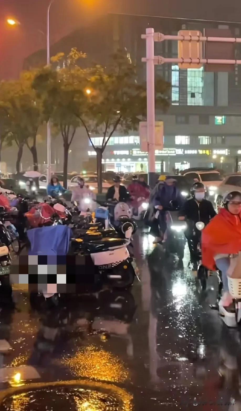 坐标石家庄，下了一夜的雨，寒意来袭，秋雨连绵落晚天，丝丝凉意浸心田。梧桐叶落随风