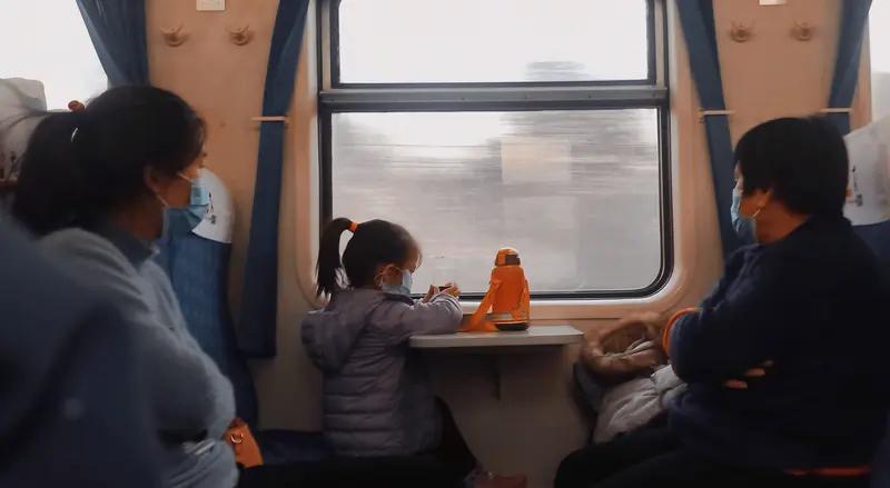 2月11日，一个“特殊回家路”的vlog火了。视频里是江西一女生，在新疆旅游时股