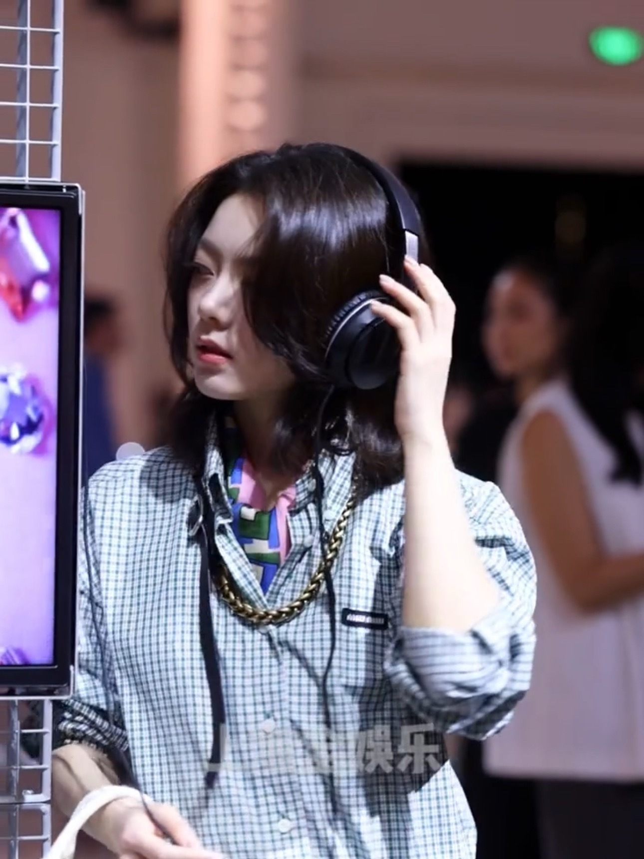 思绪拉回2024赵今麦戴珍珠耳环的少女