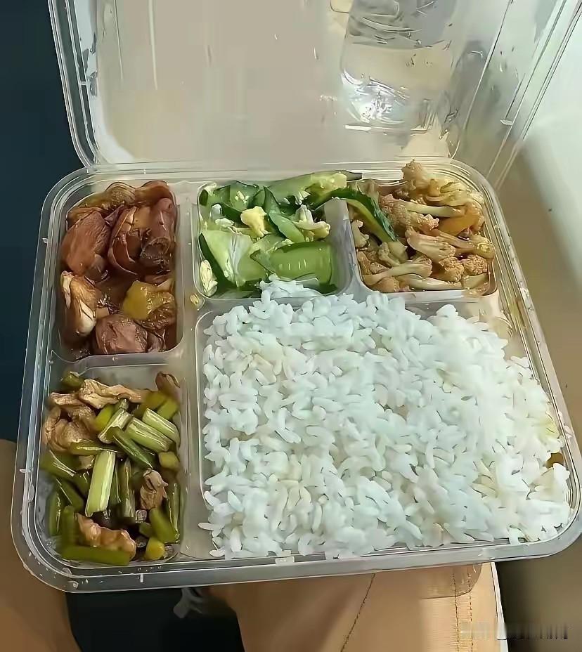 中秋假期，我在返乡的火车上吃到了25元的盒饭！
中秋放假，不少人都踏上了归家的路