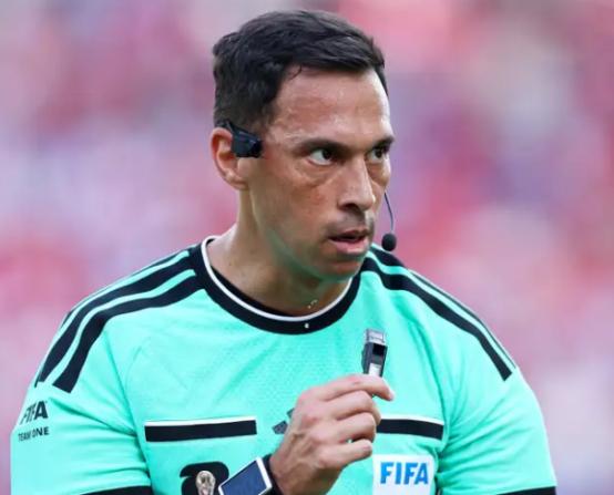 全网炸锅！FIFA离谱操作引争议，法国淘汰赛被安排阿根廷全套裁判，太敢了。
 