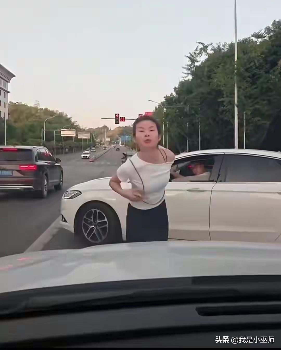 猖狂总是要付出代价的，
年纪轻轻真的丢人！
7月21日晚七点，
重庆一个主干道十