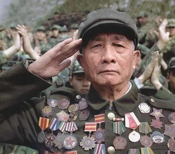 抗战时，肖万世解完手回来，竟然被撤销了排长的职务，立功心切的肖万世带着一名战士，