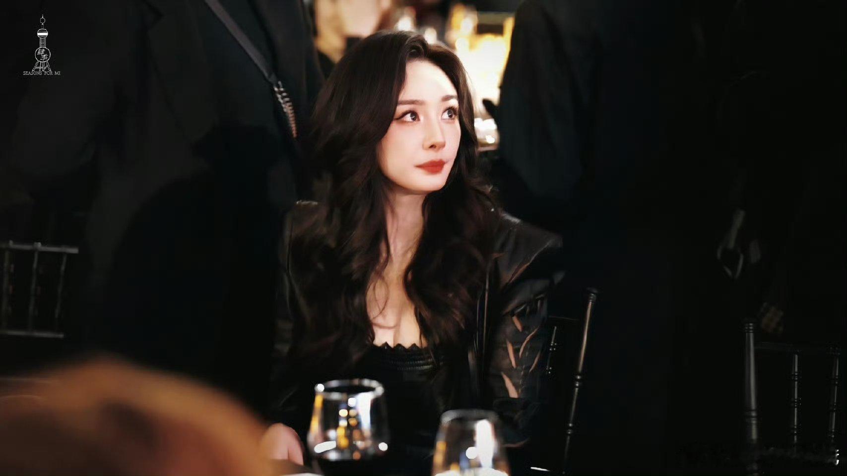 去年今日，嘉人盛典上的杨幂，小皮裙~大波浪~