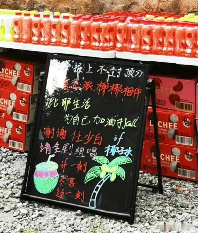 真的会狠狠羡慕肖战剧组的同事啊！谁不想要一个像他这样，颜值出众又超大方的同事呢？