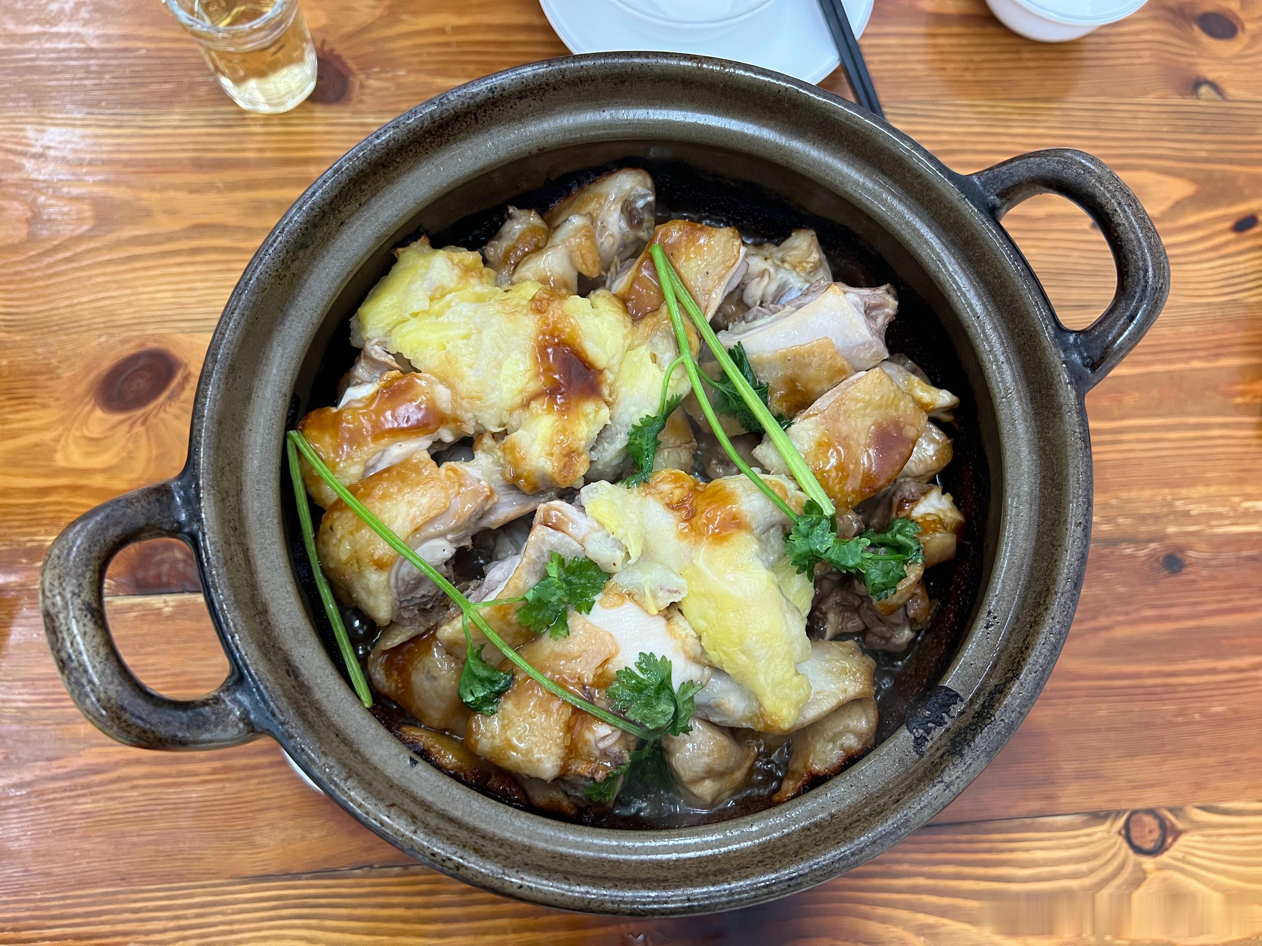 这家榴莲鸡煲还不错鸡挺靓，榴莲也不错人均七八十，正常吧据说挺火的，平时还要排队今
