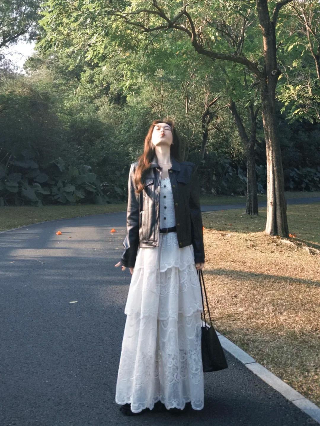 🖤🤍黑白配穿搭秘籍，刚柔并济美出圈！
宝子们，黑色短款皮夹克搭配白色吊带连衣