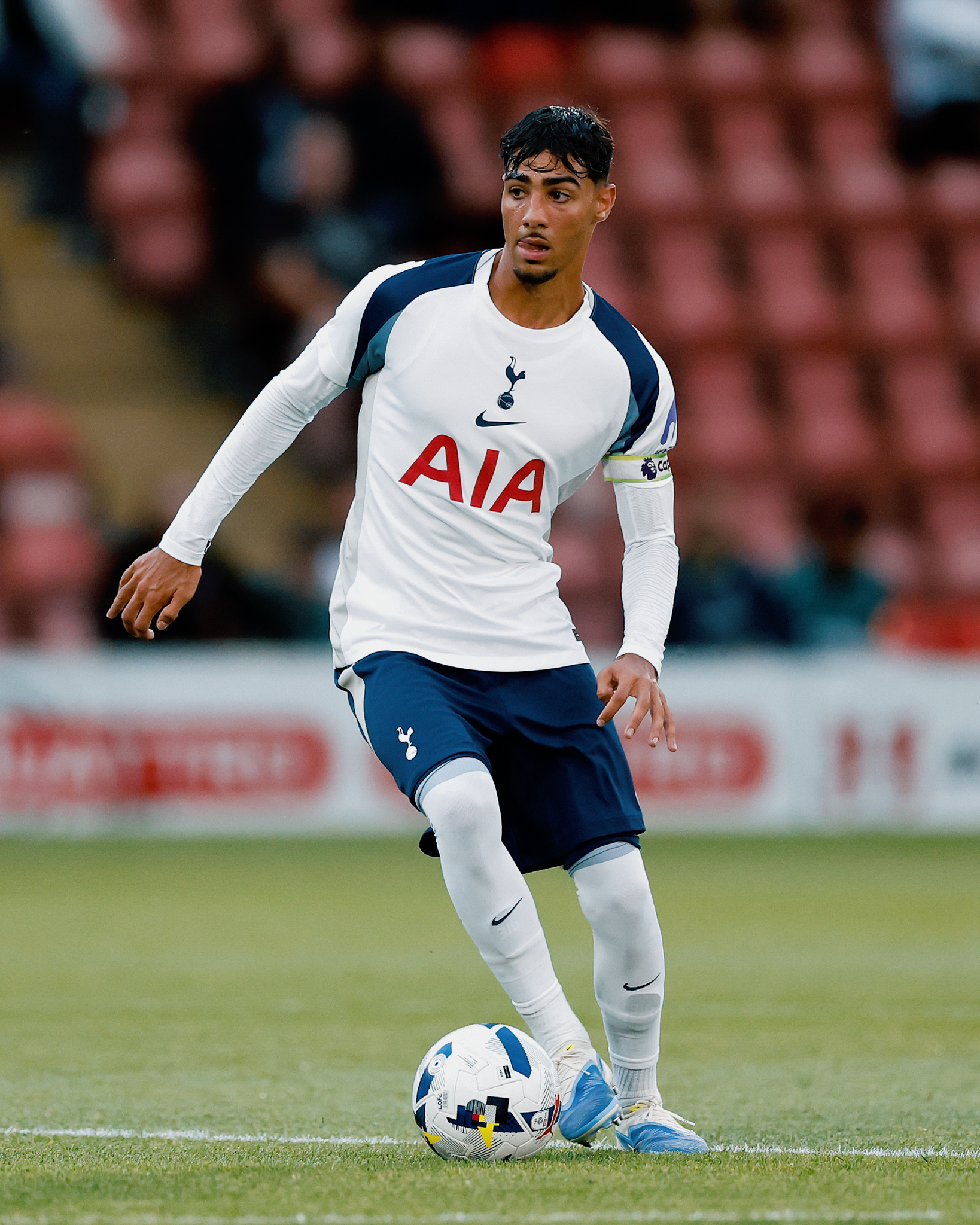 热刺U21官方：我们确认，乔治·阿博特在效力于韦康比流浪者队的租借期结束后，现已