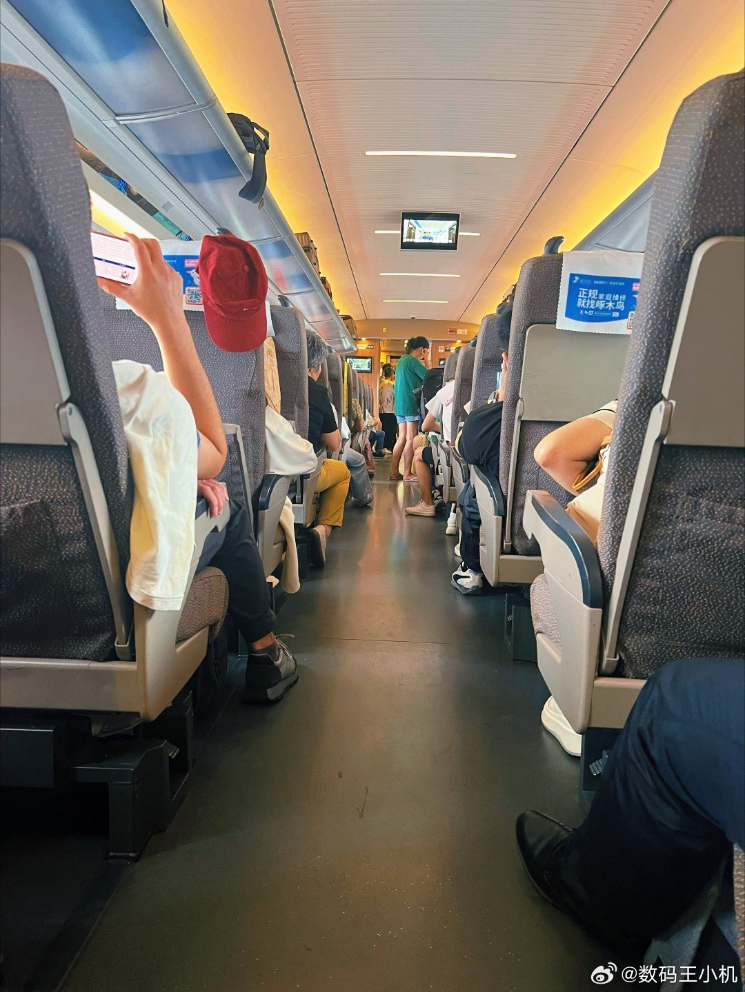 高铁上孩童吵闹大学生怒吼瞬间安静说真的，好多家长根本就没有教育孩子的能力，那天我