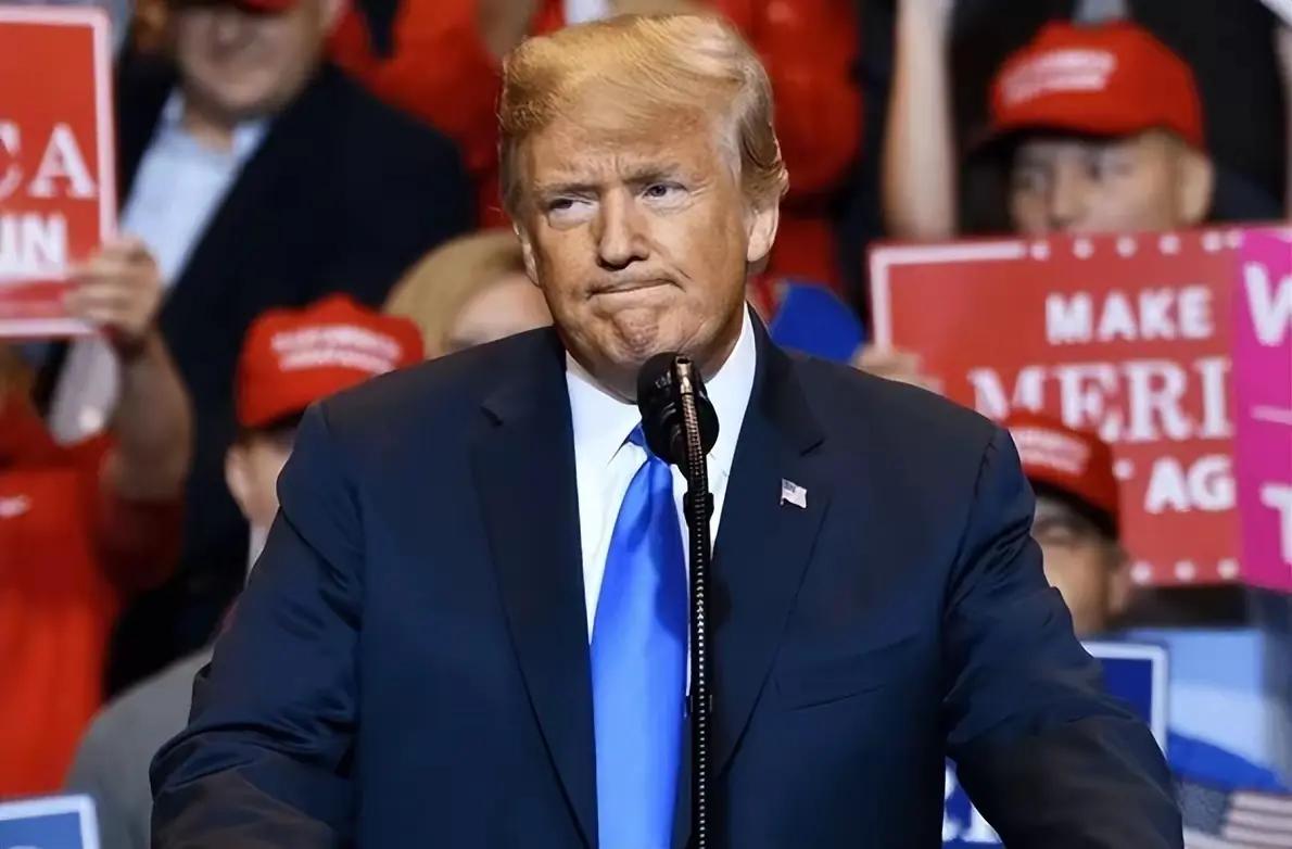 美国好比袁绍，兵多将广、家底厚、盟友多、声势大，看上去绝对优势，但内部矛盾多、战