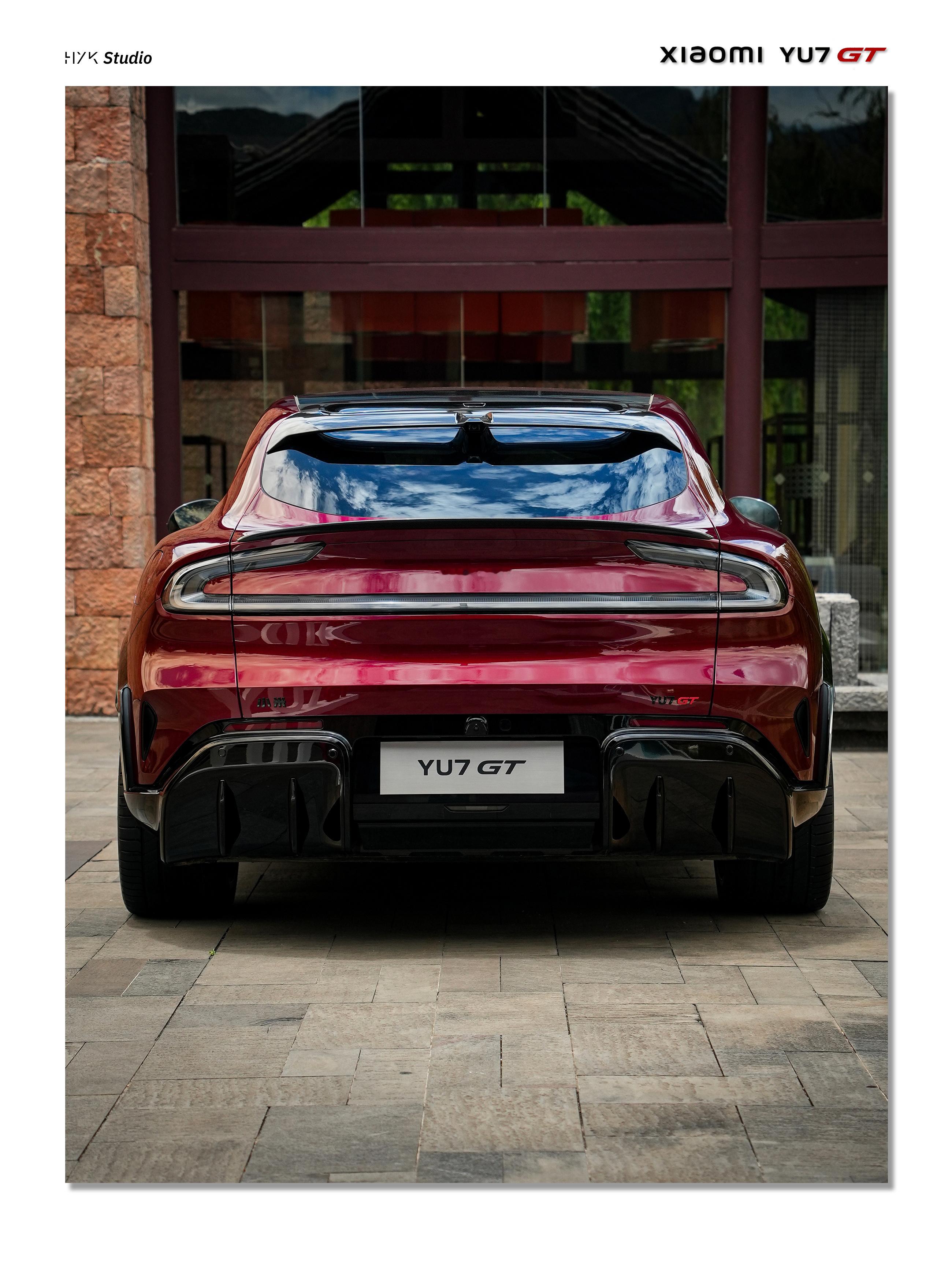 HYK图赏｜小米YU7 GT「车厘子红」，宽体低趴造型，配合超大前铲和加宽的轮眉