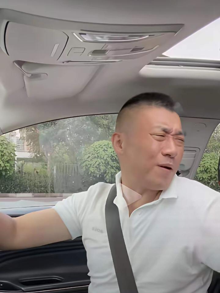 一位网约车司机接到订单，准时赶到目的地接顾客。在楼下等了10多分钟后，顾客才下楼