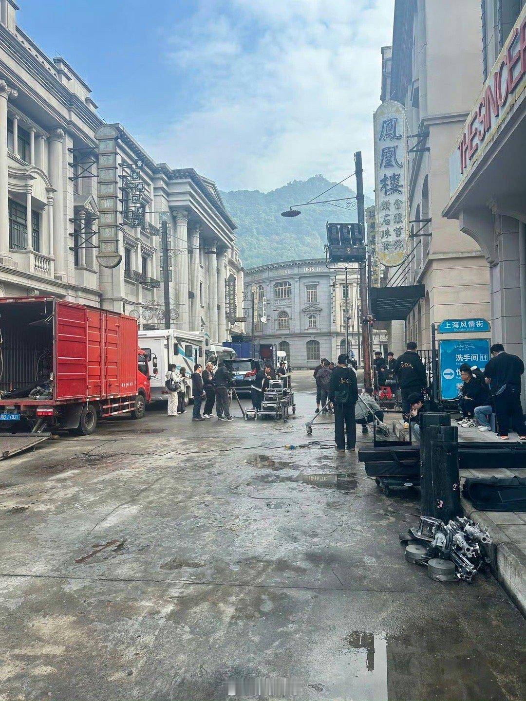 杨紫玉兰花开君再来置景杨紫进组《玉兰花开君再来》后，现在新剧置景也来了。隔着屏幕