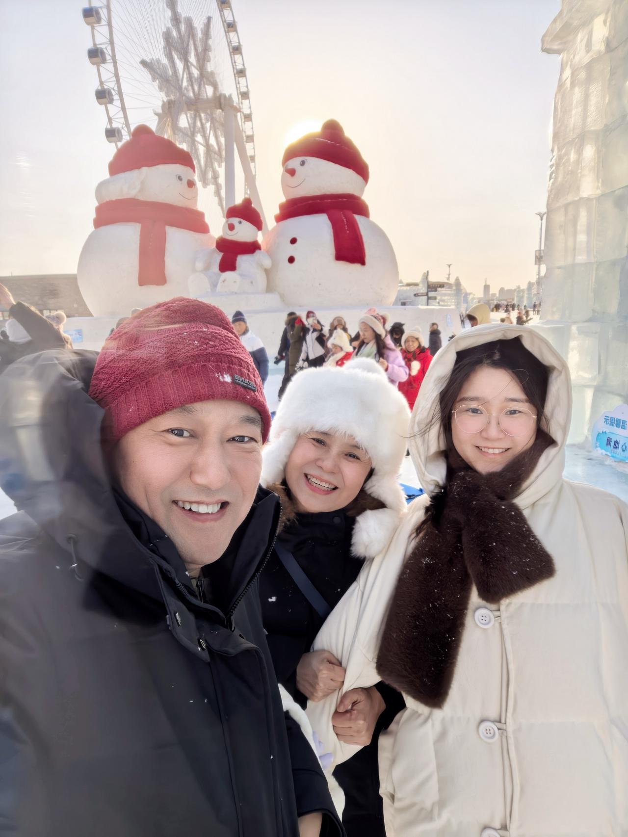 晒图笔记大赛打卡哈尔滨冰雪大世界！一家三口其乐融融享受亲子美好难忘的时光。