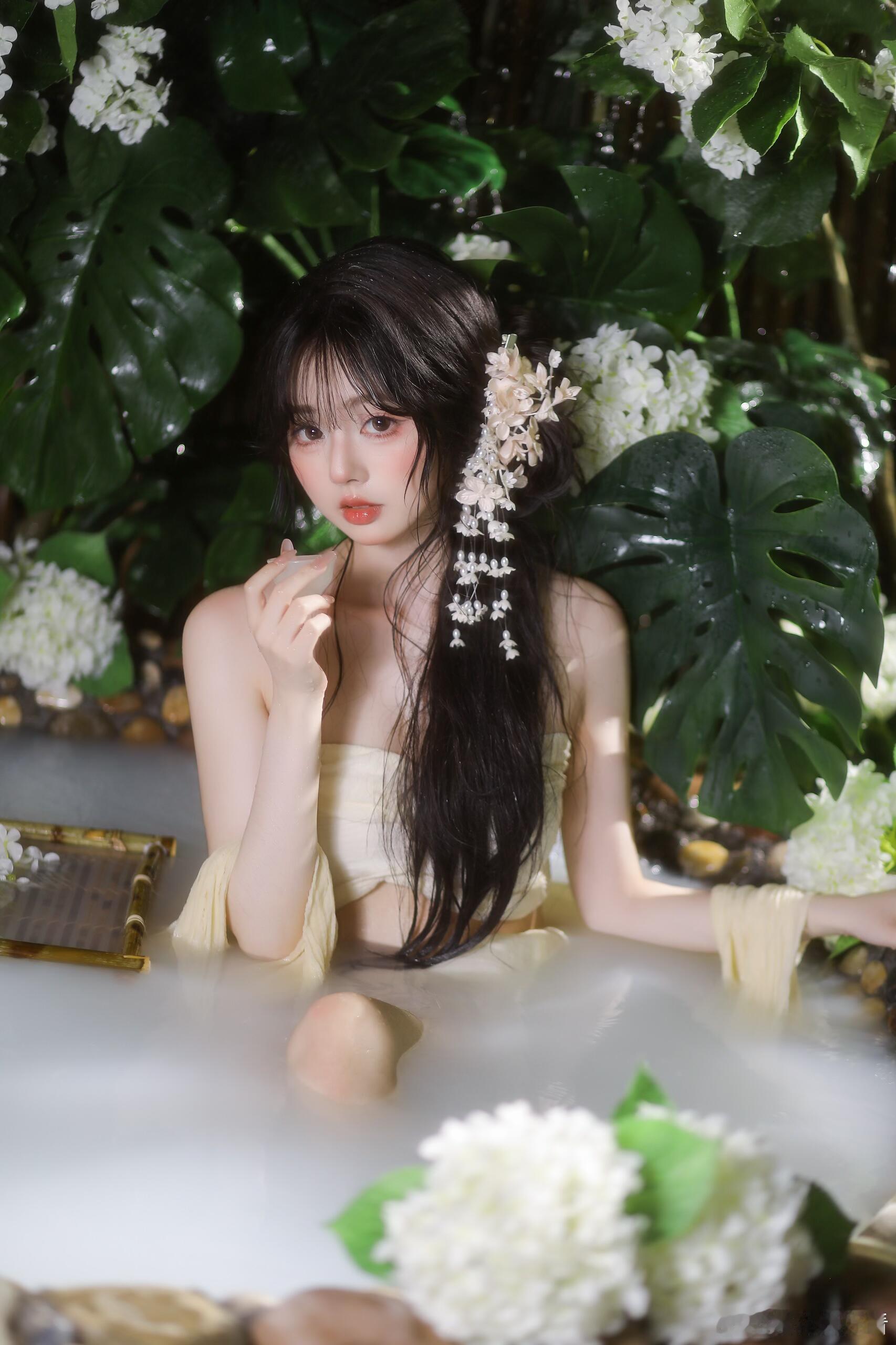 全球精英摄影 沐浴柔和自然光，自在舒展神态，把松弛又治愈的少女模样定格收藏。日常