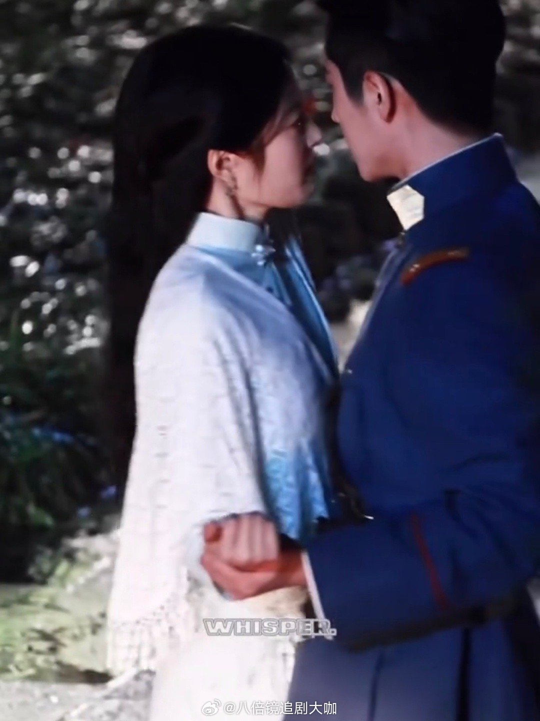 丞磊单手扛徐若晗路透 又一次被丞磊的男友力给圈粉了，在电视剧《玉簟秋》的拍摄新路