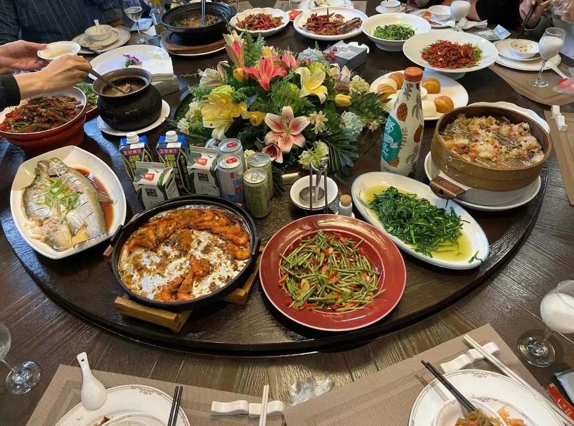 “太欺负人！”湖南长沙，8位60多岁老同学吃饭，点了2瓶五粮液，聚会结束后刚要出