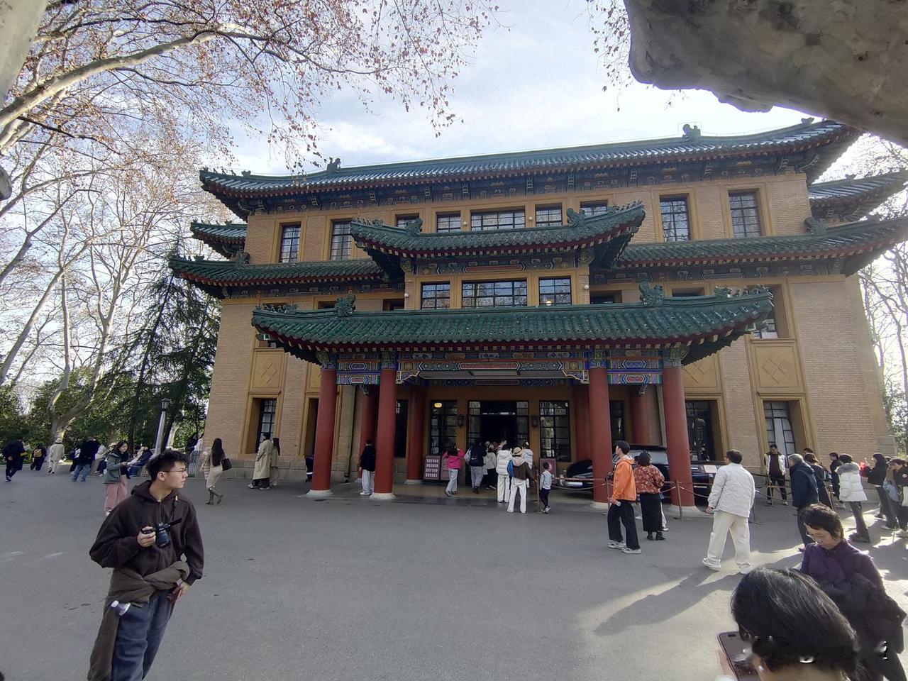 我随手拍的照片里，有一张特别难忘。那是一个黄昏，我路过一片老城区。夕阳把整个街道