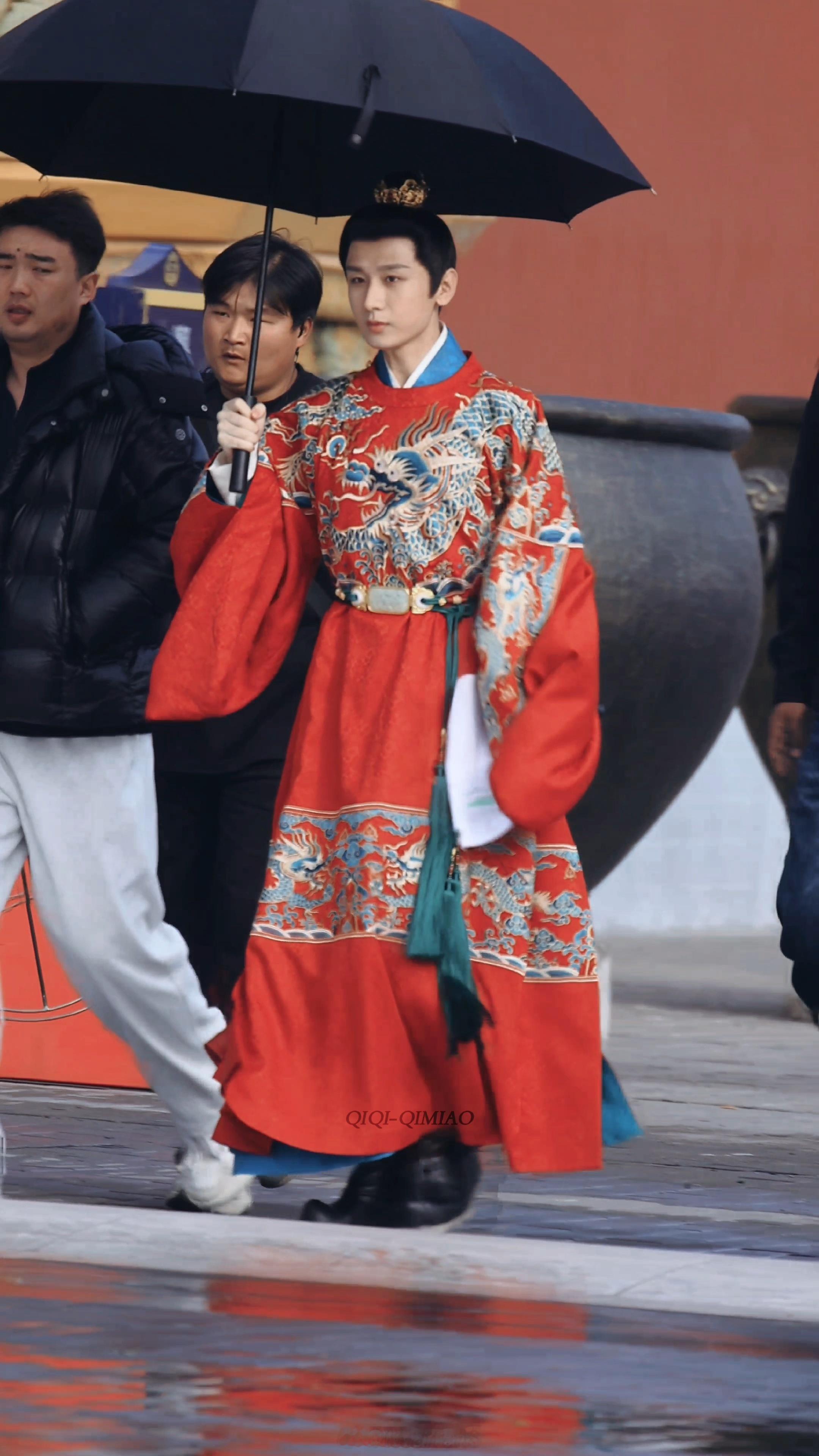 成毅红色龙袍造型两京十五日路透，ee真的好好看呀！成毅朱瞻基两套龙袍