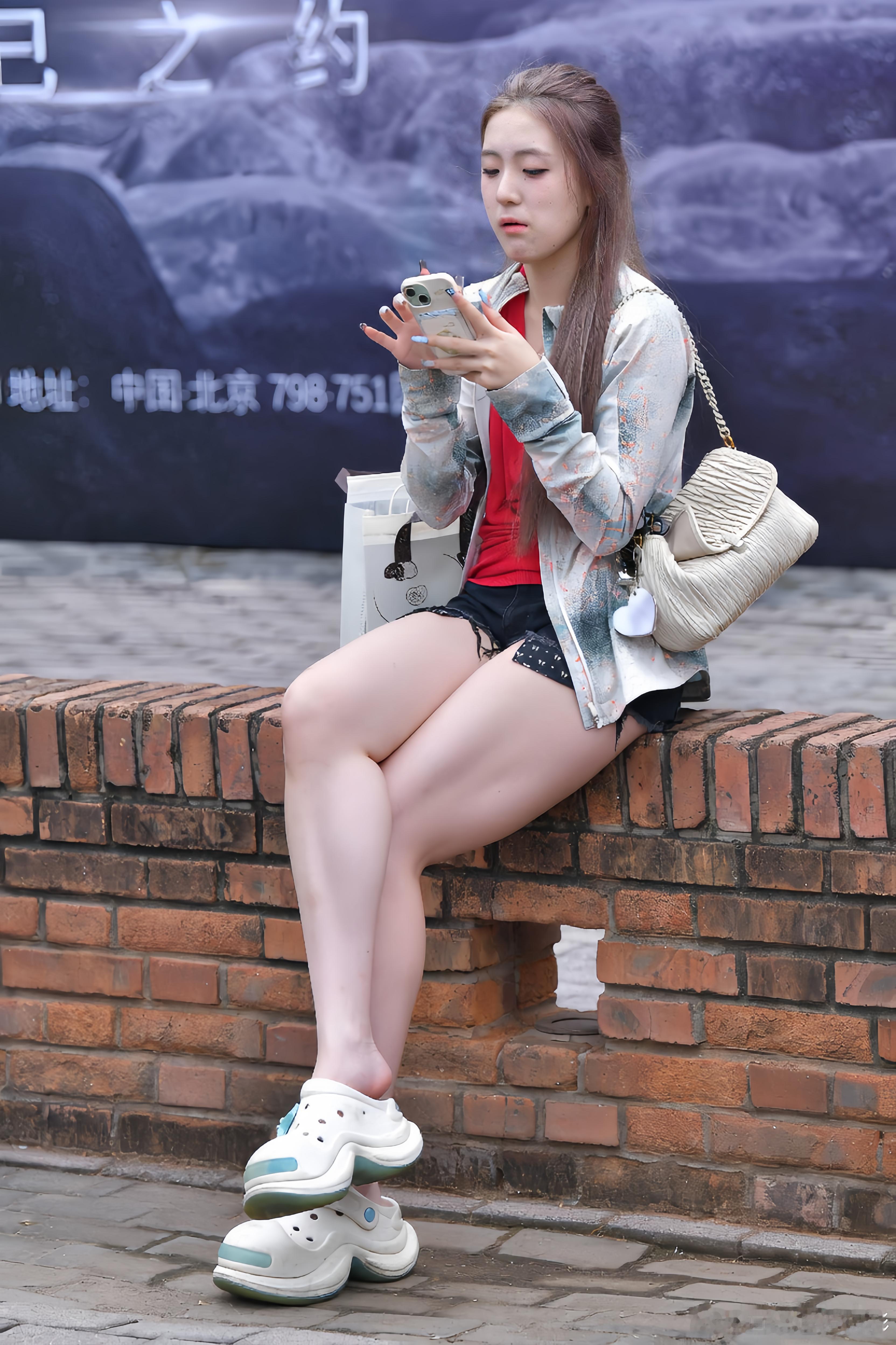 热裤美女坐姿发现你的魅力 ​​​