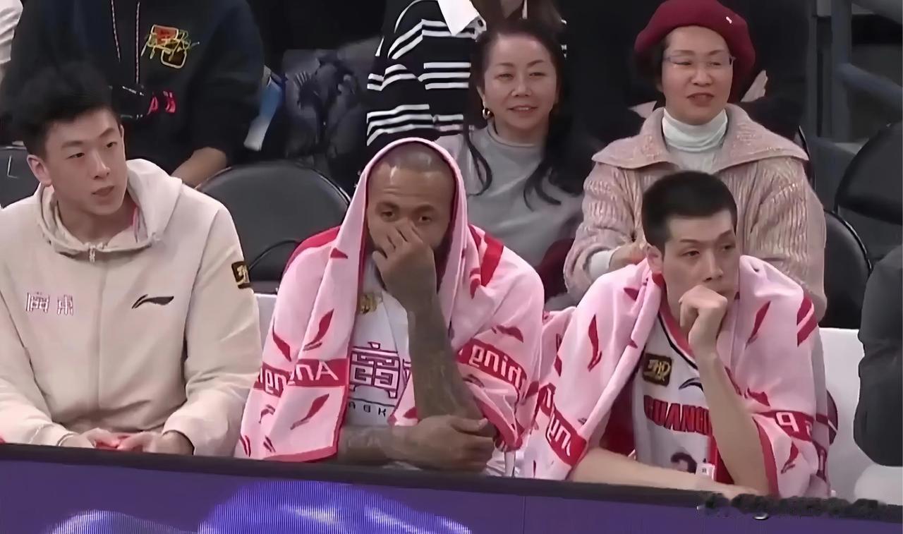 出什么事了？今天上海男篮对阵广东男篮的比赛上半场，上海男篮在双内线王哲林和洛夫顿