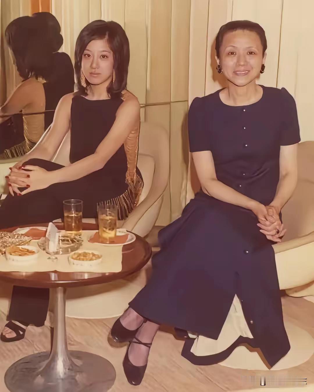 年轻的女子就是国际著名婚纱设计师，王薇薇