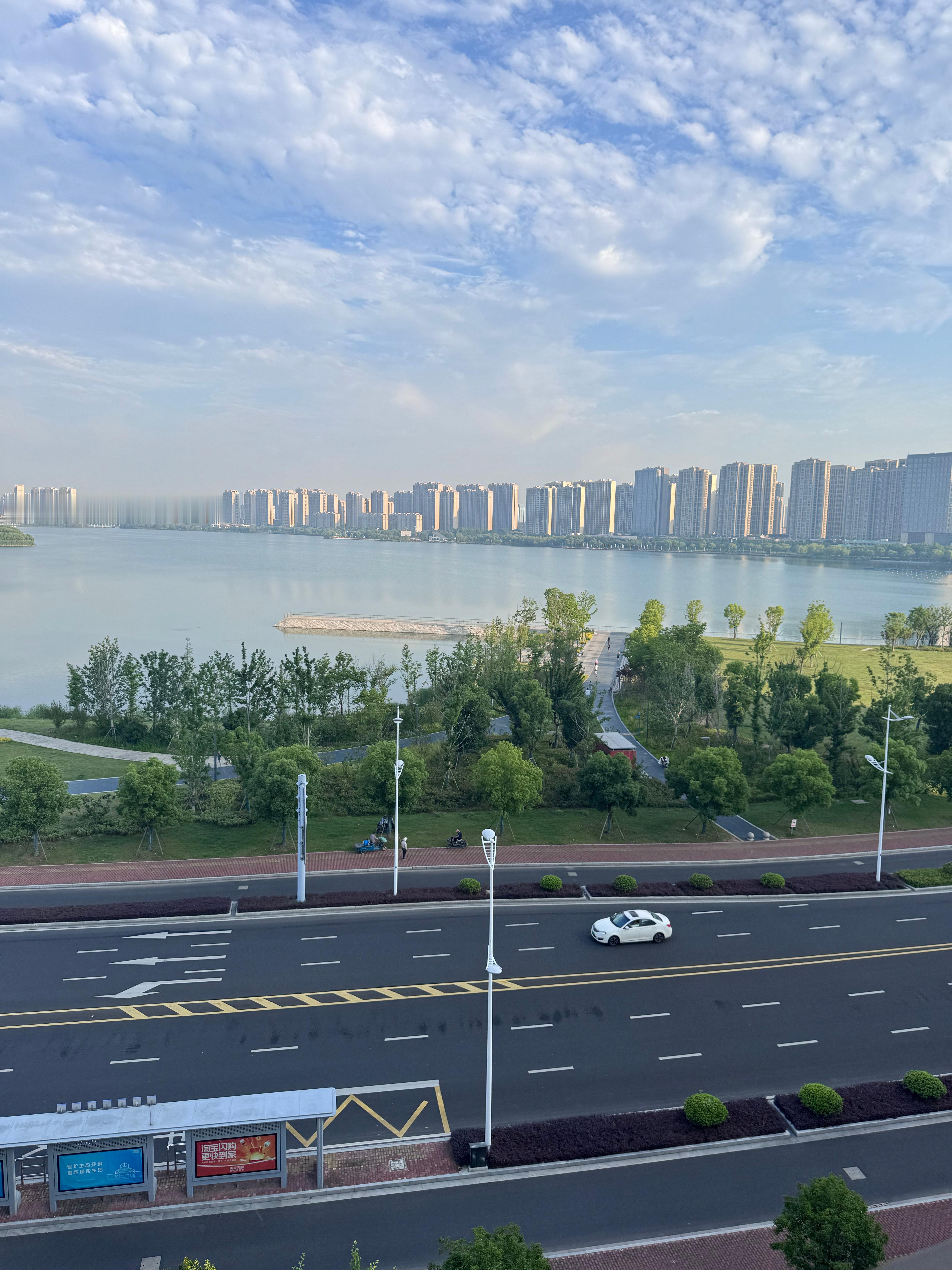昨晚失眠，1.30左右睡着。接着在4.30左右被楼上异响吵醒，翻来覆去到现在就一