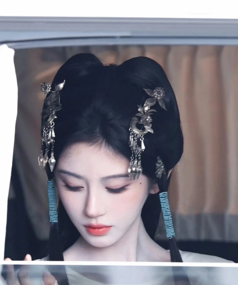 鞠婧祎真的太适合演古装剧了，每一套衣服在他身上都美到极致 