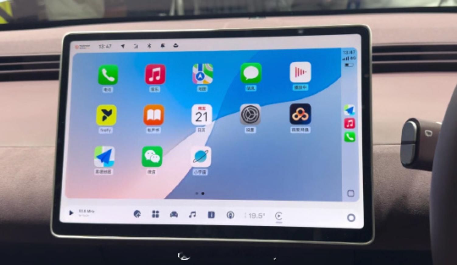 哟 很少看到当下新势力研发第三排手机互联了萤火虫车机展示了Carplay的画面听