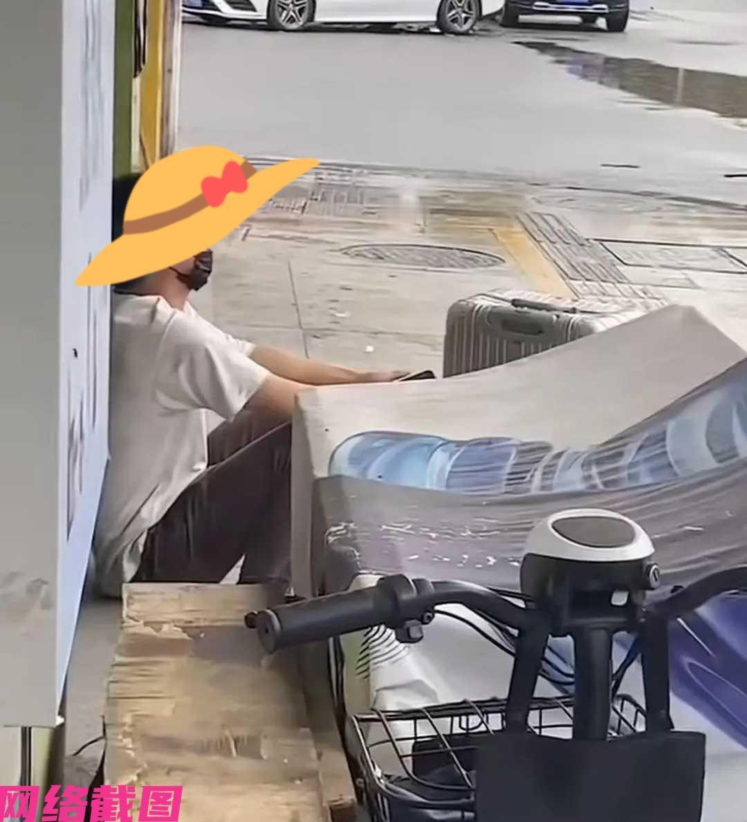 广东有一小伙在大街上哭喊，分明心情难过才引发情绪的崩塌，在小伙的喃喃自语里听出小