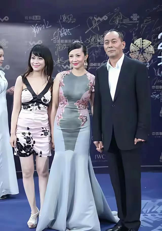 张光北老师一家三口，看着真的好温馨，好可爱。张光北的女儿看着太像张光北了，和妈妈