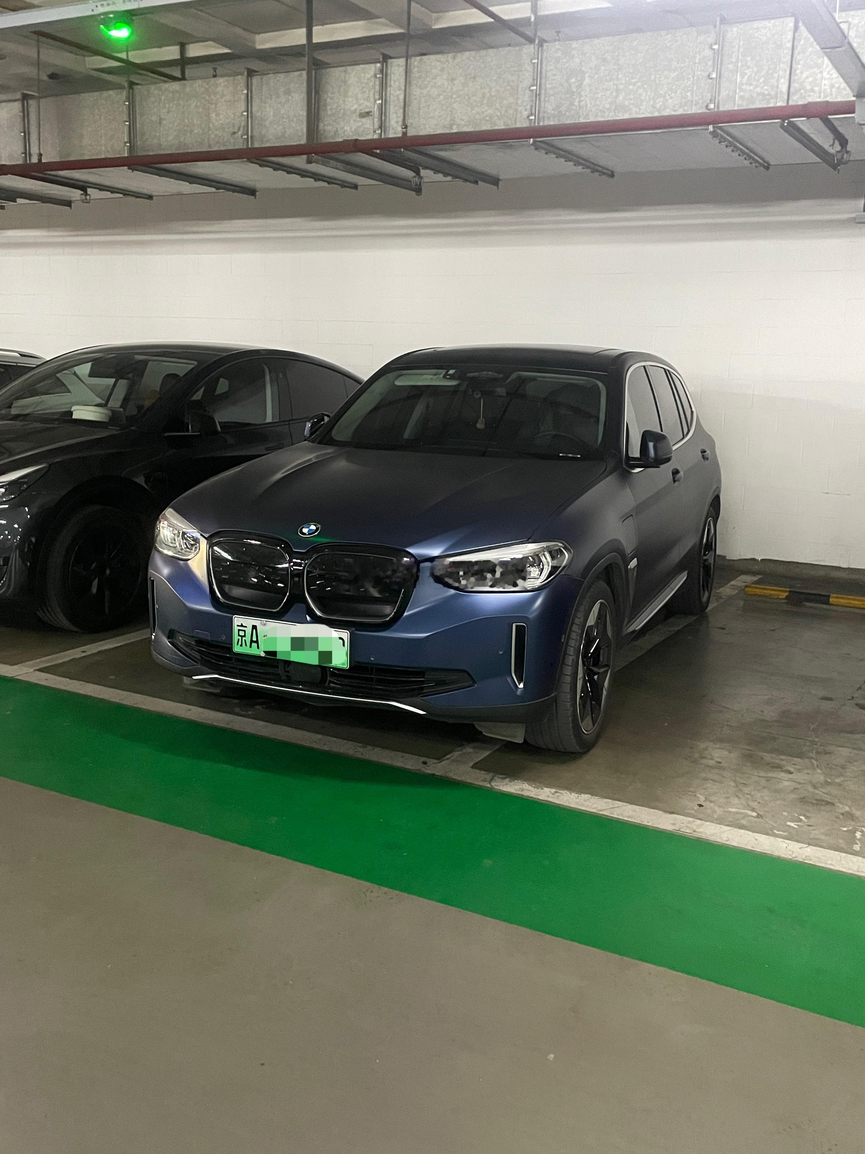去超市买5.1路上吃的零食，这车把超市入口的绝佳位置给糟蹋了…真让人生气[怒骂]
