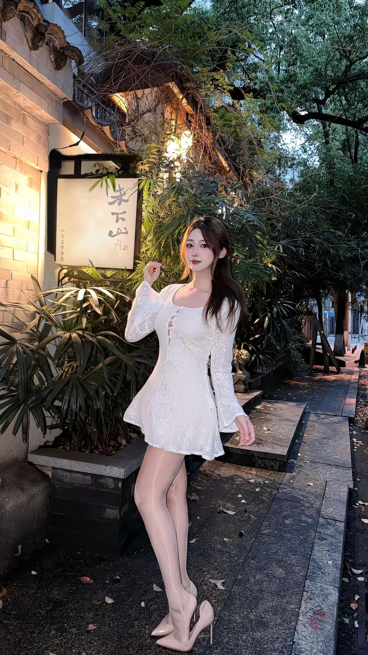 优雅白裙，漫步在古风小道，感受时光的静谧。