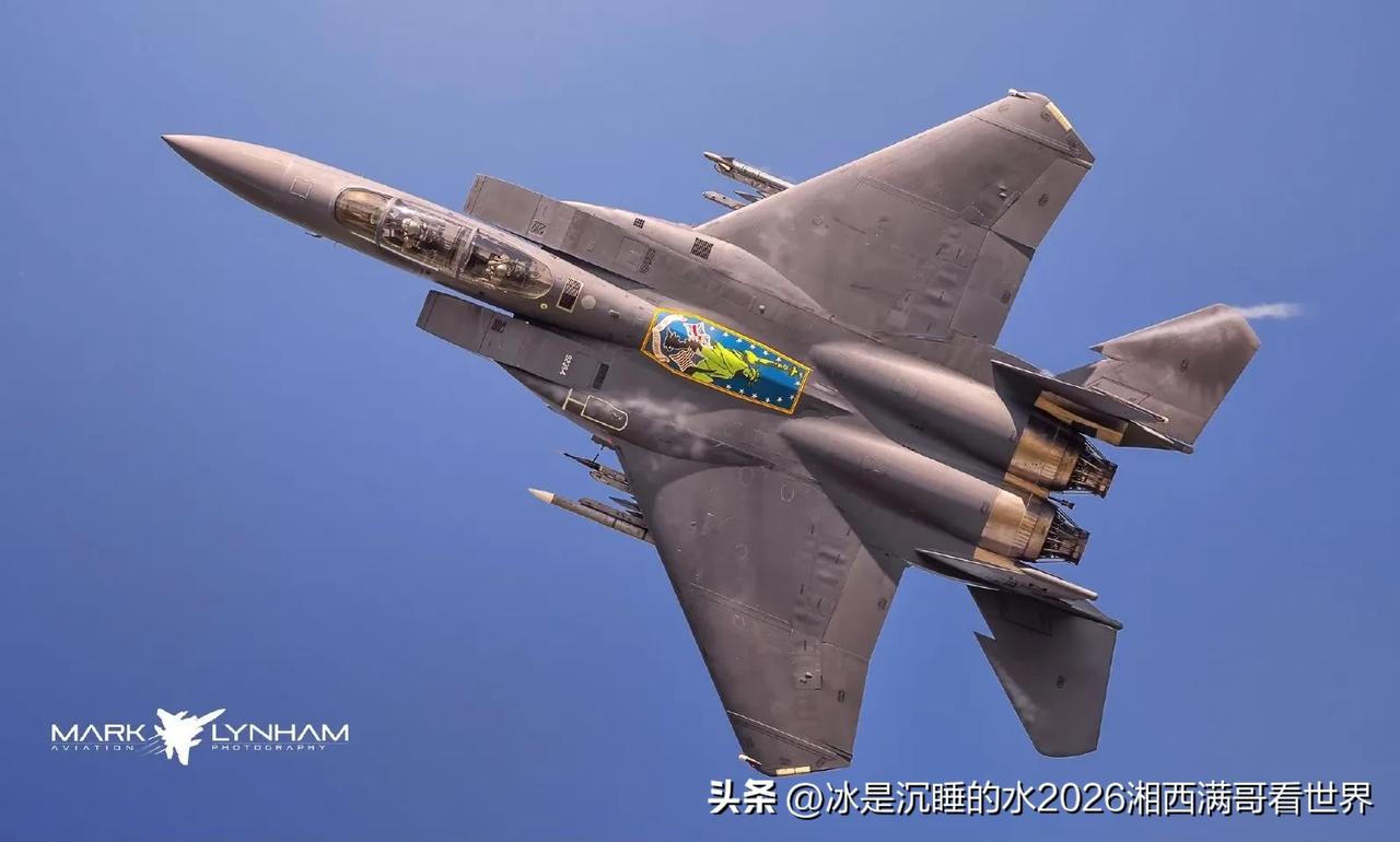 据外电报道，美国空军3架F-15E“打击鹰”在科威特上空被误击，飞行员跳伞逃生。