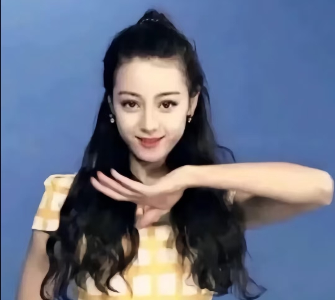 一张没见过的迪丽热巴 早期真的好异域风情 我们中国人自己的洋娃娃～ 