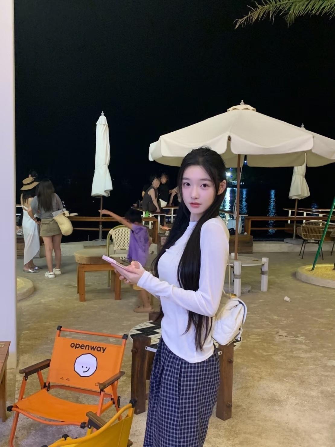 夜晚海边休闲时光