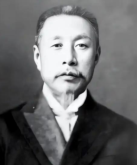 真让人讽刺！当年给鬼子带路、害死 200 多条人命的汉奸，他亲孙子现在居然成了大