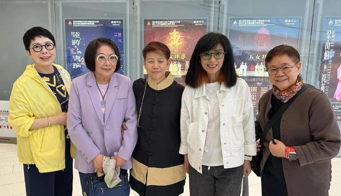 5姝同框：我一眼就认出了穿着白色外套、戴着摩登眼镜、头发丝滑如缎、笑展芳容的米雪