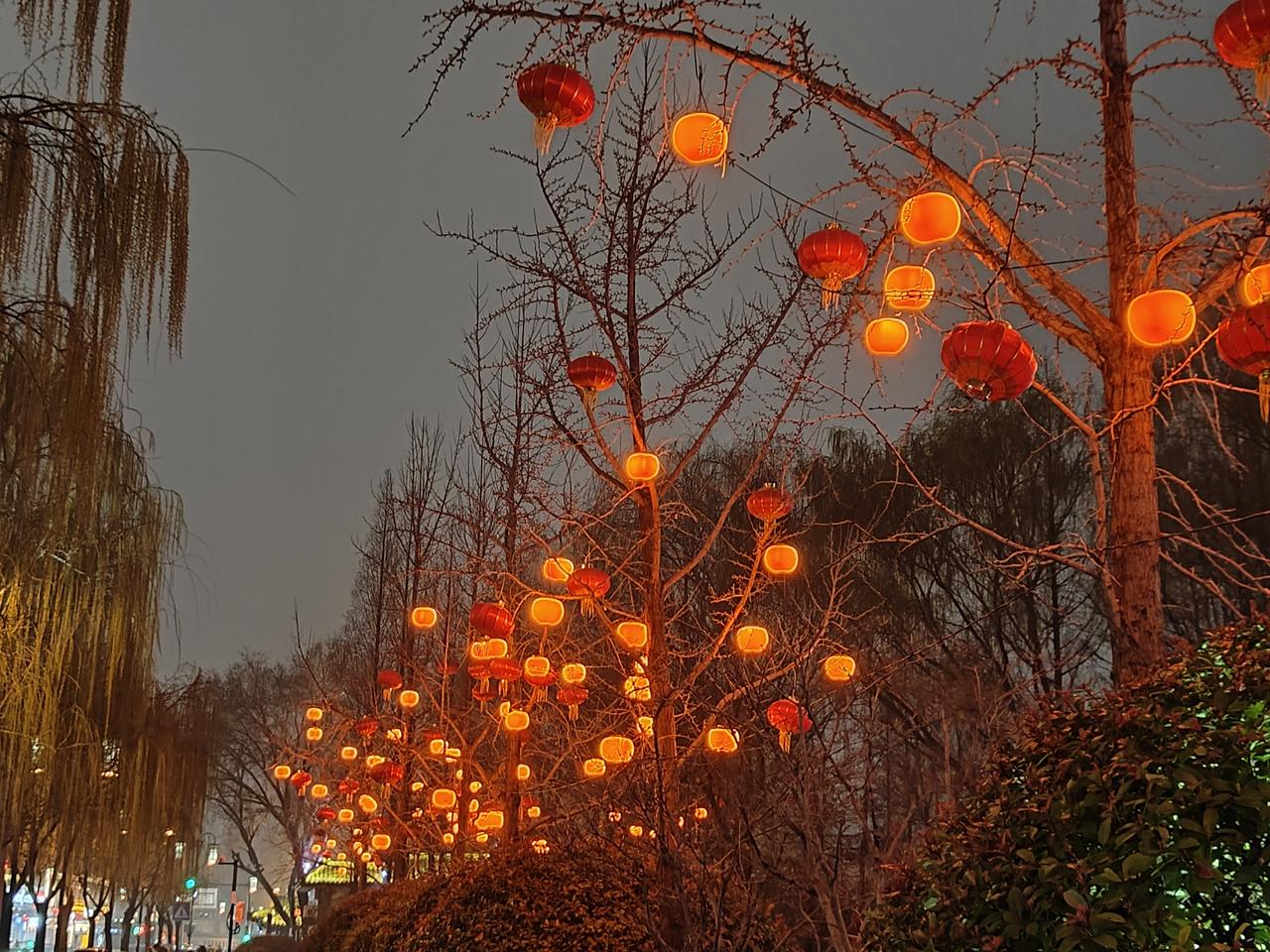 元宵灯火
马岁花灯次第开，
长街影动踏春回。
蓦然回首星河处，
一盏清灯落满怀。